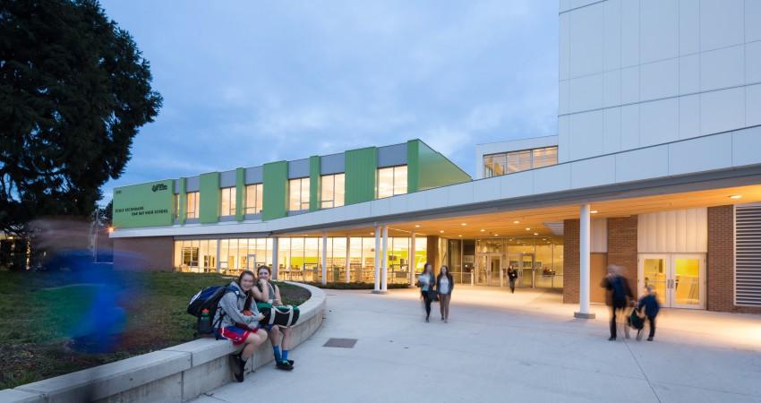 Oak Bay High School 橡樹灣高中校園